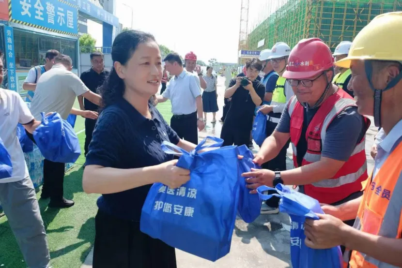 桑延慧带队开展夏季“送清凉”慰问活动